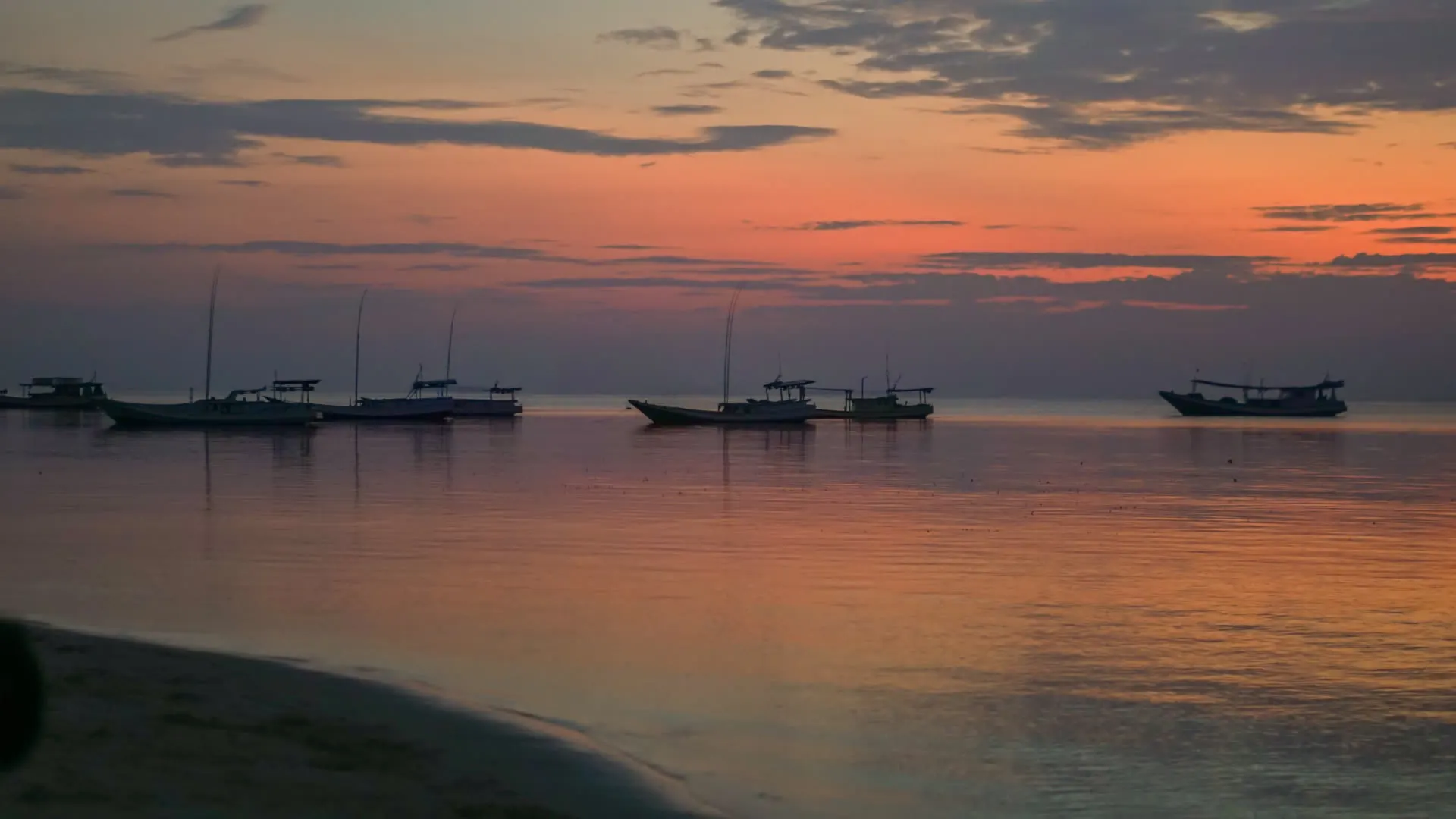 Perahu nelayan saat matahari terbit di Pelabuhan Legon Bajak, Kemujan