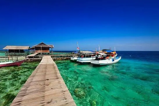 Jetty menuju laut biru jernih Karimunjawa
